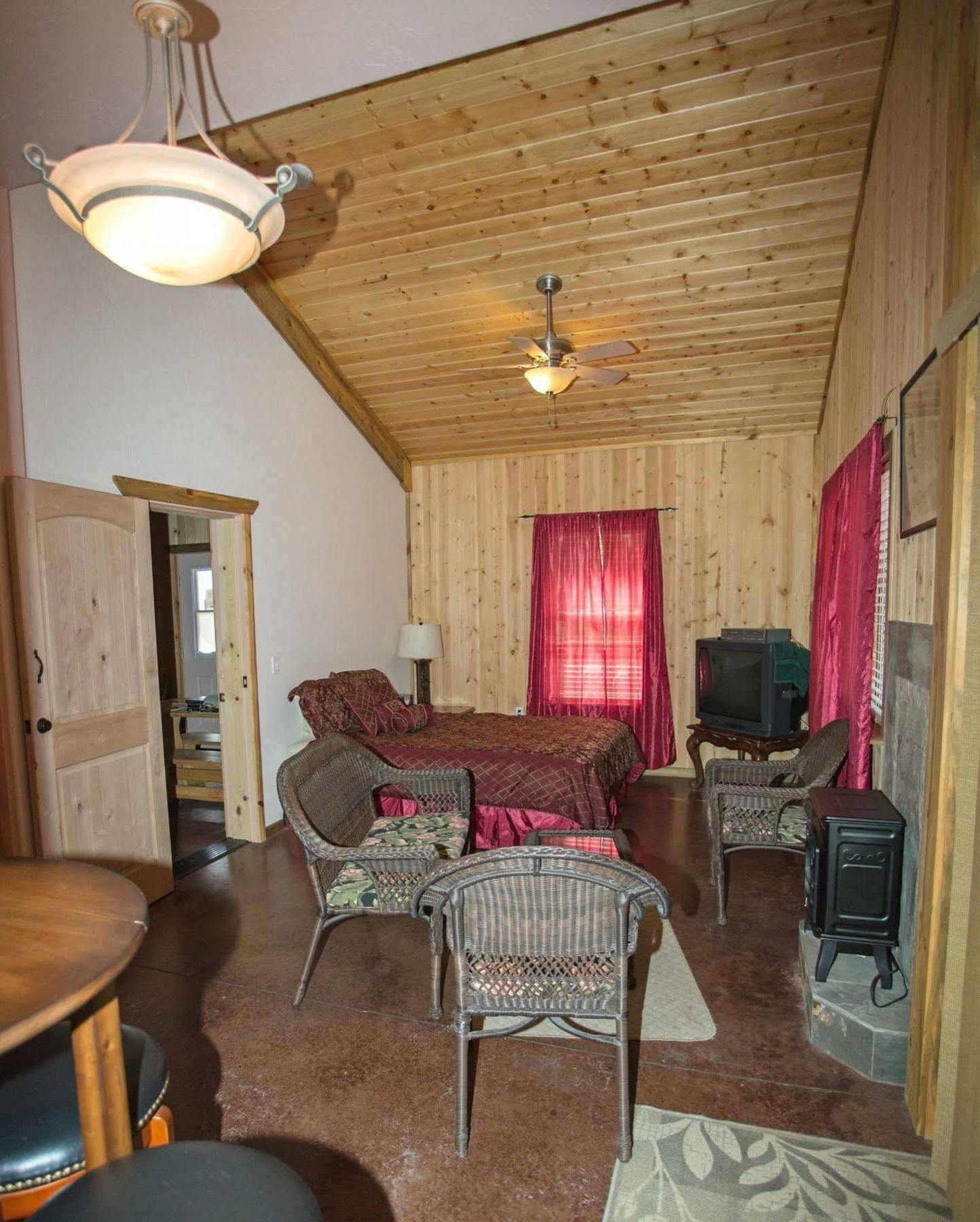 Diamondstone Guest Lodges La Pine Exteriör bild