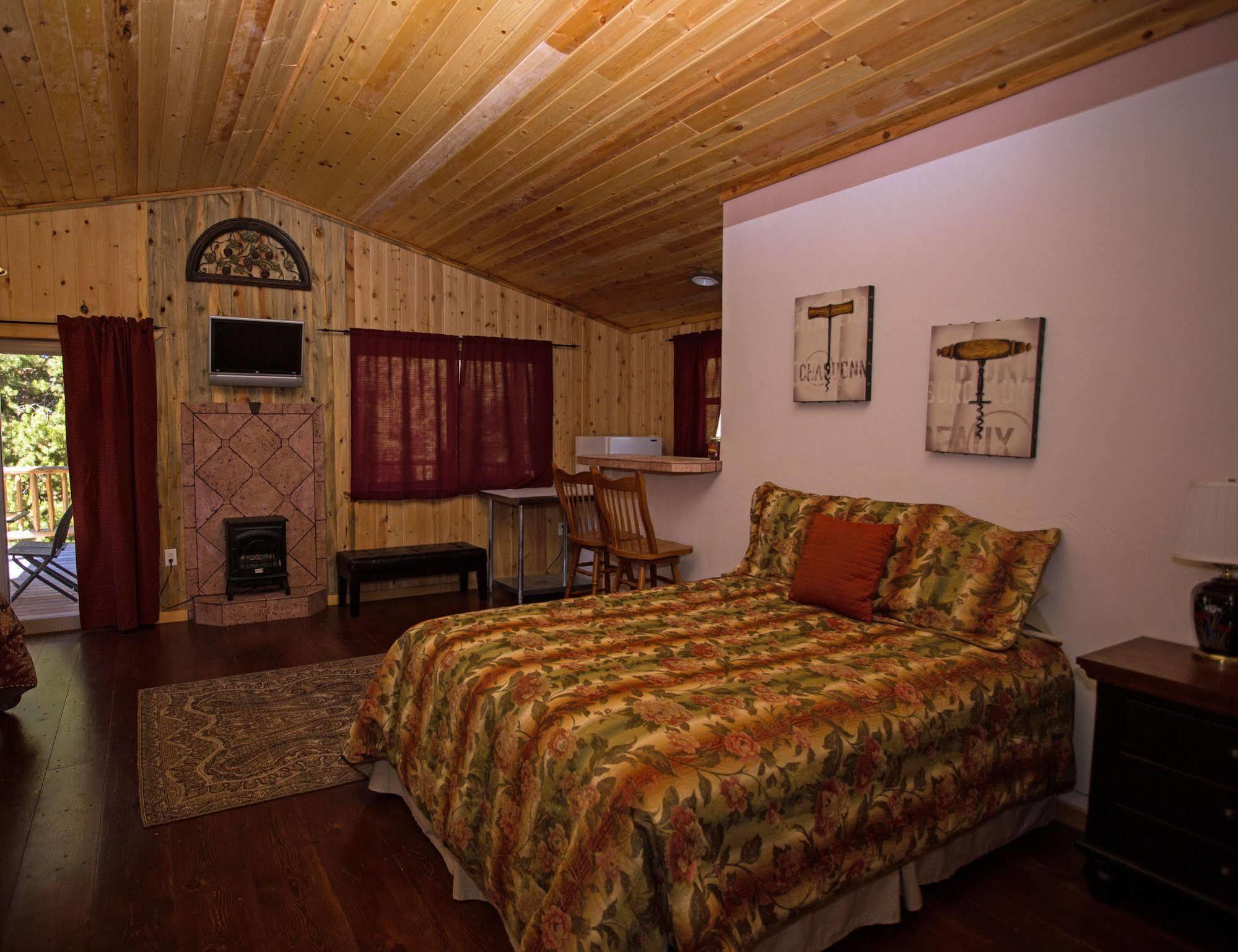Diamondstone Guest Lodges La Pine Exteriör bild