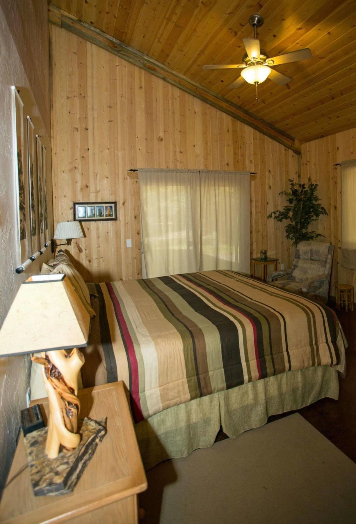Diamondstone Guest Lodges La Pine Exteriör bild